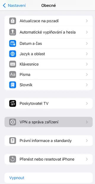 Nastavení > Obecné > VPN a správa zařízení.